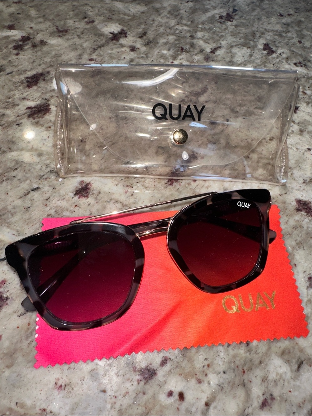 Quay Australia Sweet Dreams oversized Sunglasses with Gradient Lenses - Picture 2 of 3